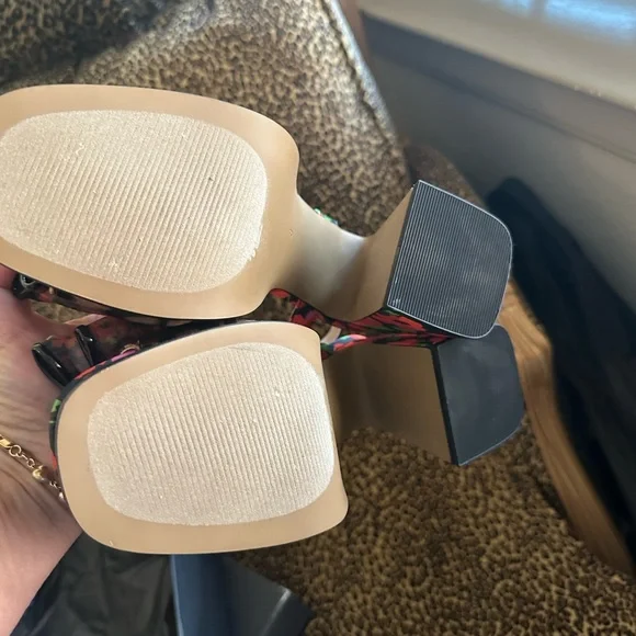 Betsey Johnson Multi-Color Floral & Leopard Bow Platform Sandals 8 NIB - Picture 5 of 5